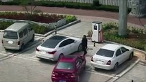 فيديو طريف لمحاولة امرأتين ركن سيارة والمفاجأة كانت في النهاية