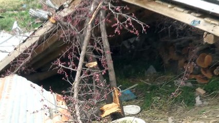 Hakkari'de fırtına çatıları uçurdu