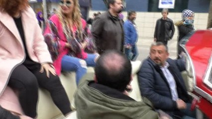 İrem Derici arabadan düşme tehlikesi yaşadı