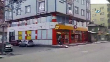 Şiddetli rüzgar hayatı tehlikeye atıyor... Vatandaşlar güvenli yerlere sığındı