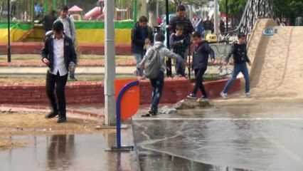 Fırtına körfezi taşırdı... Taşan sularda mahsur kalan şahıs arabayla kurtarıldı