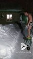 Fou : il plonge dans 2m de neige en caleçon !