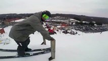 Saut en ski : il attrape une cannette la tête à l'envers !