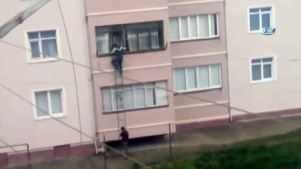 İkinci kattaki evine girebilmek için bulduğu yöntem yürekleri ağza getirdi