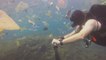 Pollution : un plongeur filme des centaines de déchets flottant dans l'océan au large de Bali