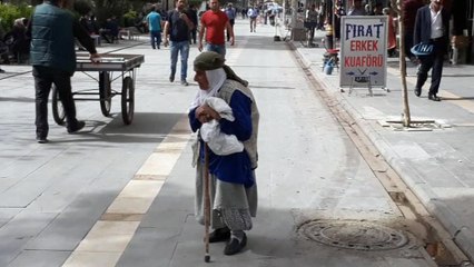 Descargar video: ‘İnsanlık ölmüş’ dedirten görüntü...Görme engelli yaşlı kadın yardım beklerken bisikletli vatandaş yüzünden düşme tehlikesi atlattı