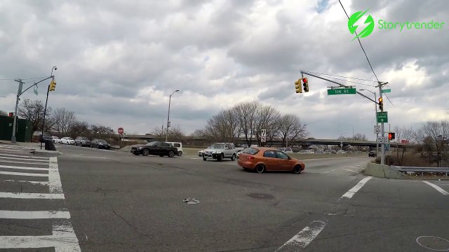 Il grille un feu et va le regretter!