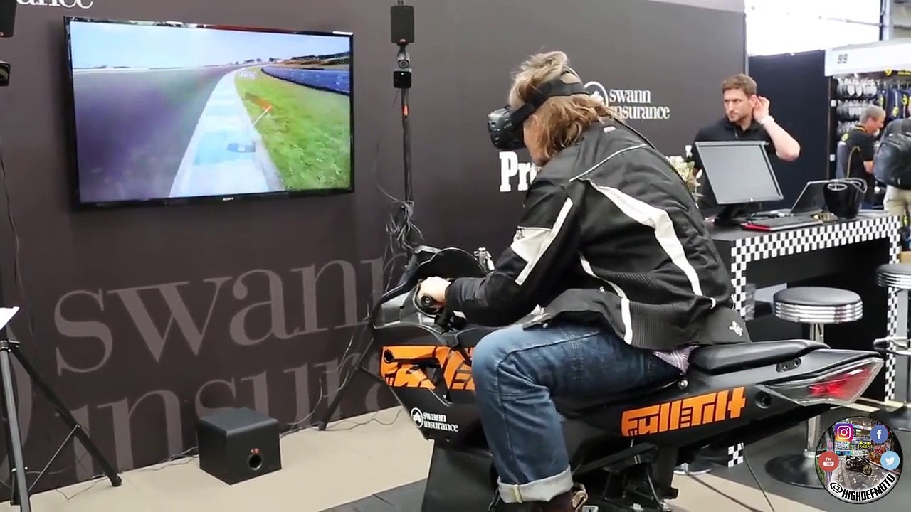 Ce débile réussi à chuter de sa moto... alors que c'est juste une simulation