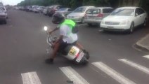 Ce gars est vraiment nul en scooter... Débile