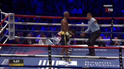 Soirée Boxe au Palais des Sports de Marseille - John Vera va à terre après cet enchaînement supersonique de Michel Soro