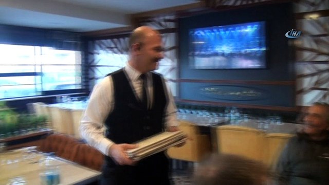 Kütahyalı garson Metin Gitmez, İçişleri Bakanı Süleyman Soylu'ya benzerliği ile dikkatleri üzerinde çekiyor