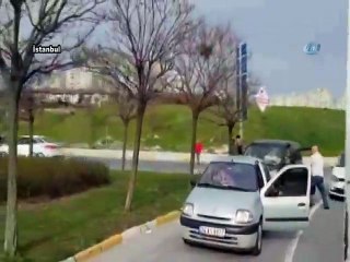 sürücülerin bijon anahtarlı kavgası