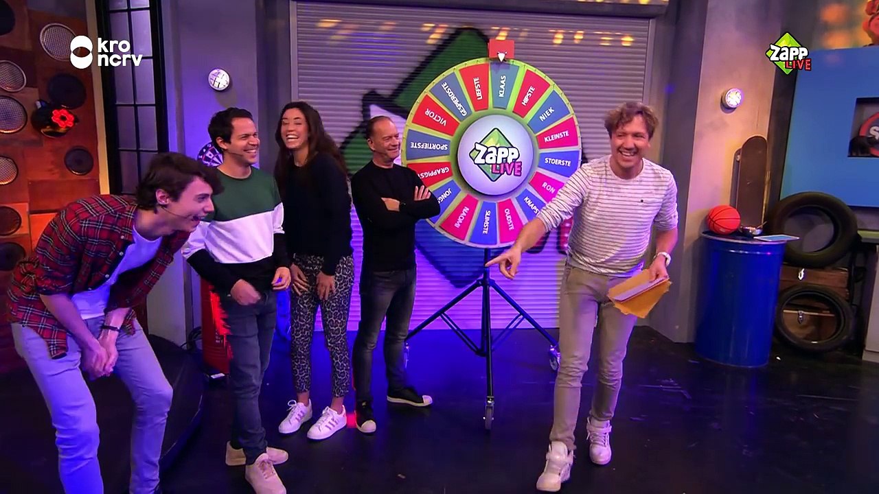 RON DOET DE ALIEN DANCE TERWIJL VICTOR MIDS GITAAR SPEELT