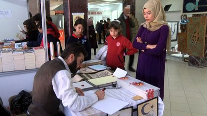 Çatalla yazı tekniği sanatseverlerden tam not aldı