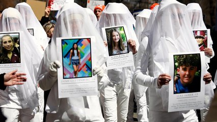 Stufi di farsi sparare addosso. I giovani in piazza contro le armi