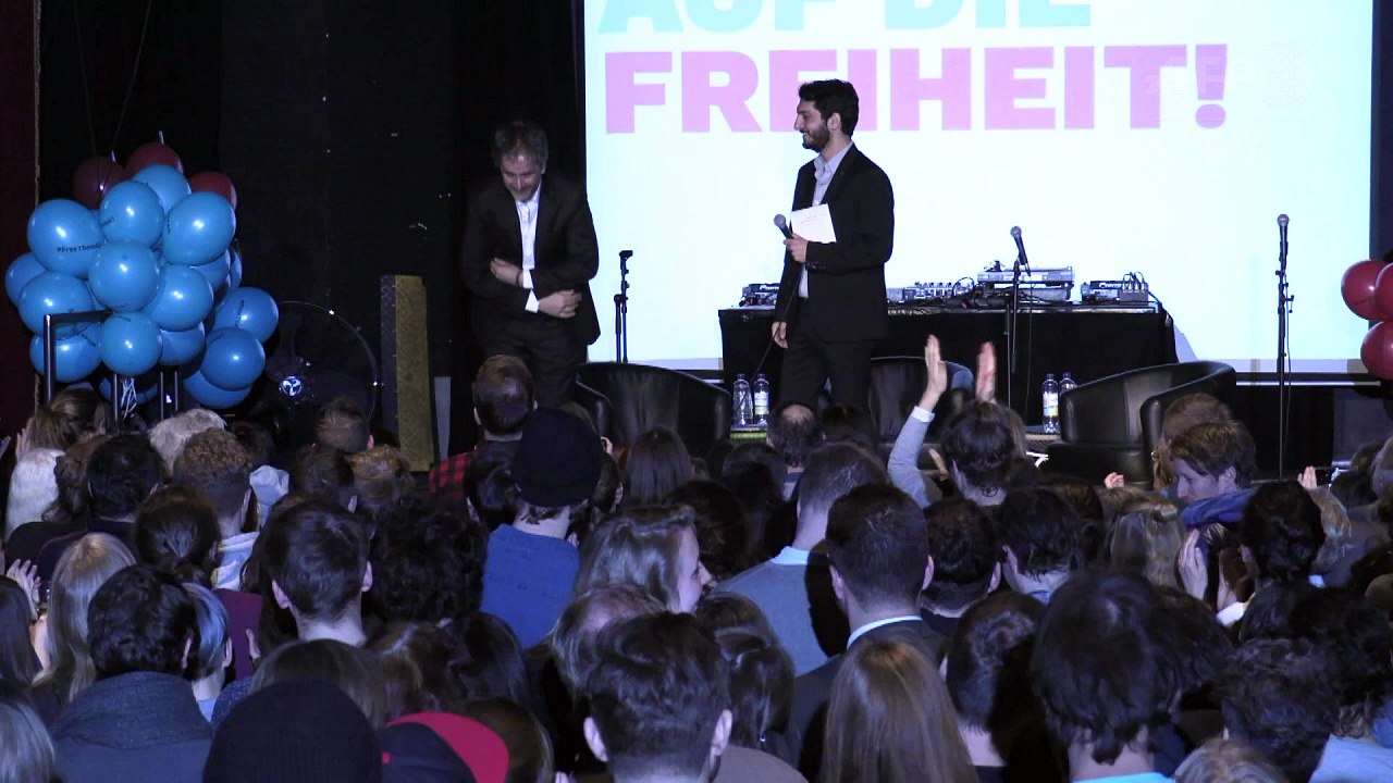 Yücel bei erstem öffentlichen auftritt frenetisch gefeiert