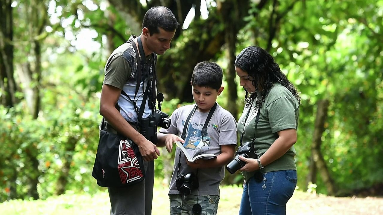 Zehnjähriger auf großer Vogelexpedition in Kolumbien