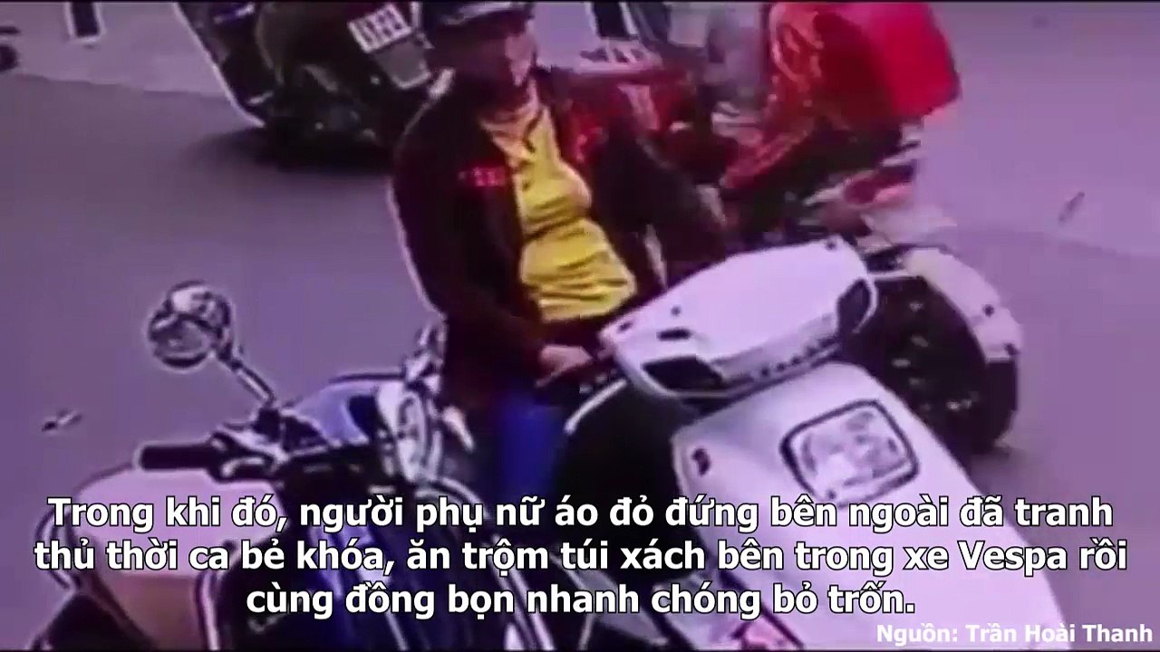 Clip gây sốc: Hai nữ "ninja" bịt mặt, bẻ khóa Vespa trộm túi xách nhanh như chảo chớp