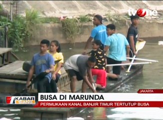 Permukaan Air di Kanal Banjir Timur Marunda Tertutup Busa