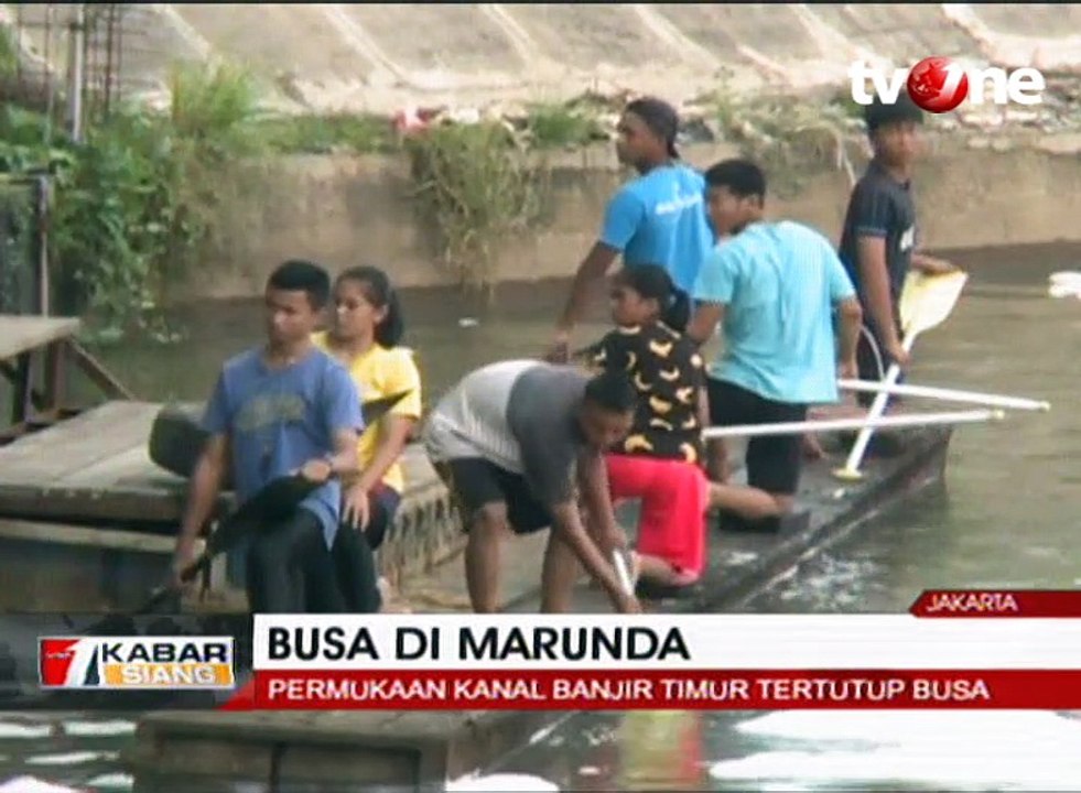 Permukaan Air di Kanal Banjir Timur Marunda Tertutup Busa