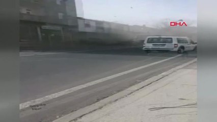 Ağrı-Fırtına İş Yerinin Çatısını Uçurdu