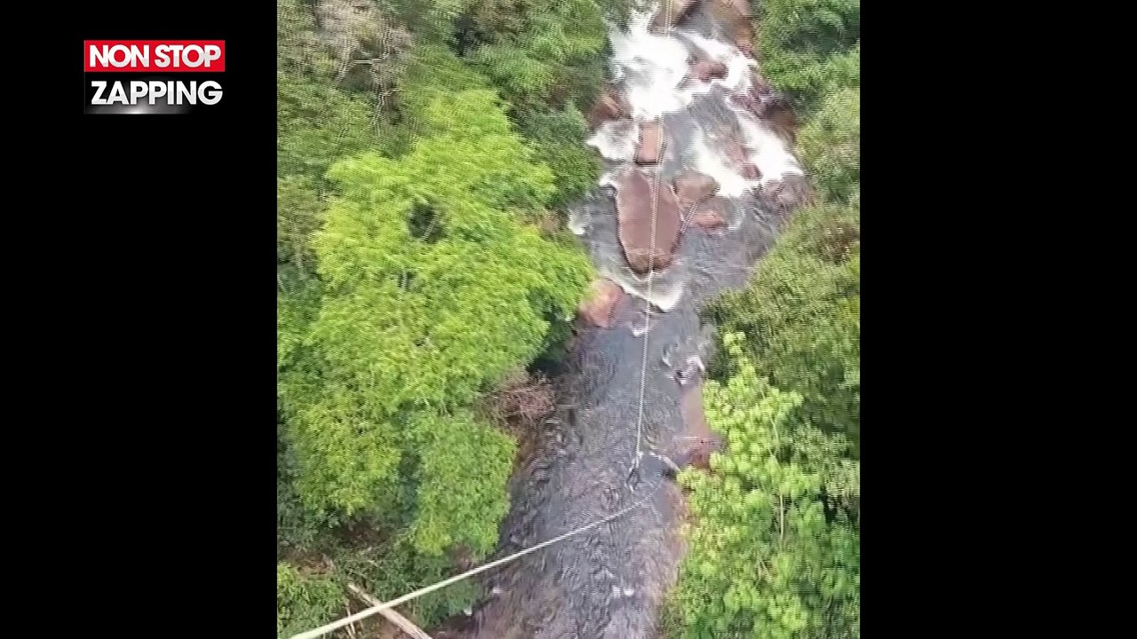 Il faut du saut pendulaire avec sa fille de 2 a...