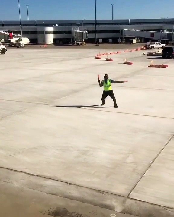 Es éste el agente de seguridad de aeropuerto que mejor baila del mundo