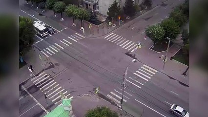 Se veía venir   semaforo en rojo en un cruce y se lo pasa y choca