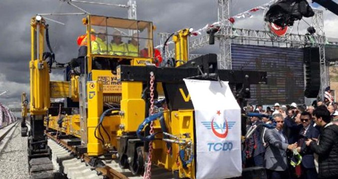 İstanbul - Sivas Arasındaki Mesafeyi 5,5 Saate Düşürecek YHT Projesinin İlk Ray Serimi Yapıldı