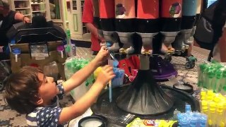 Rengarenk toz şekerlerden aldık, oyuncak dünyası turu yaptık! Çocuk videoları