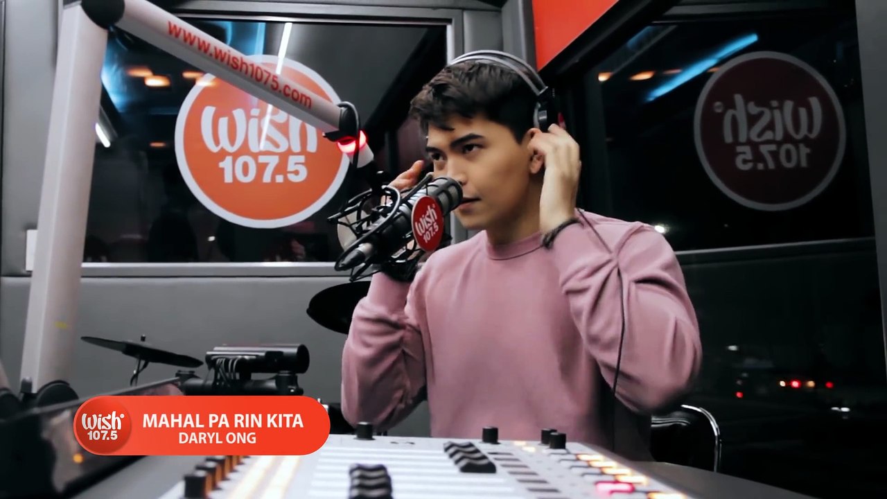 Daryl Ong sings  Mahal Pa Rin Kita  LIVE on Wish 107.5 Bus