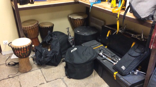 Avant d'attaquer les choses sérieuses, les sonneurs du Bagad Bro Konk font chauffer les instruments