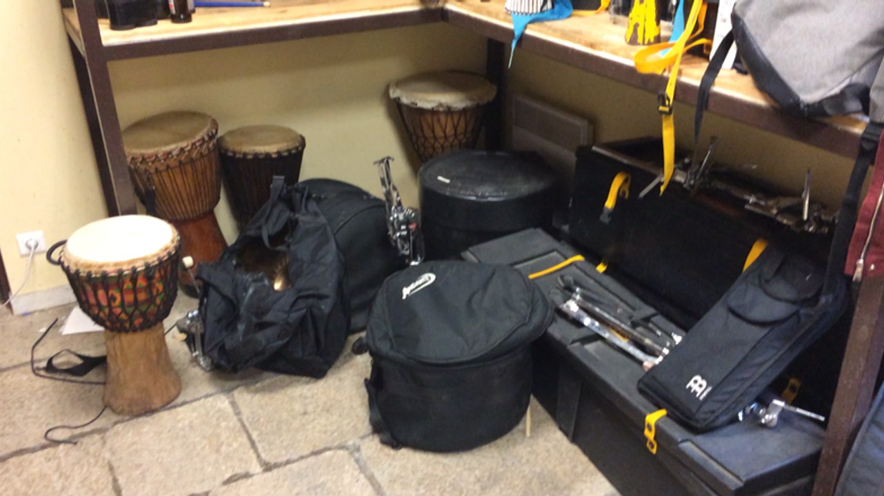 Avant d'attaquer les choses sérieuses, les sonneurs du Bagad Bro Konk font chauffer les instruments