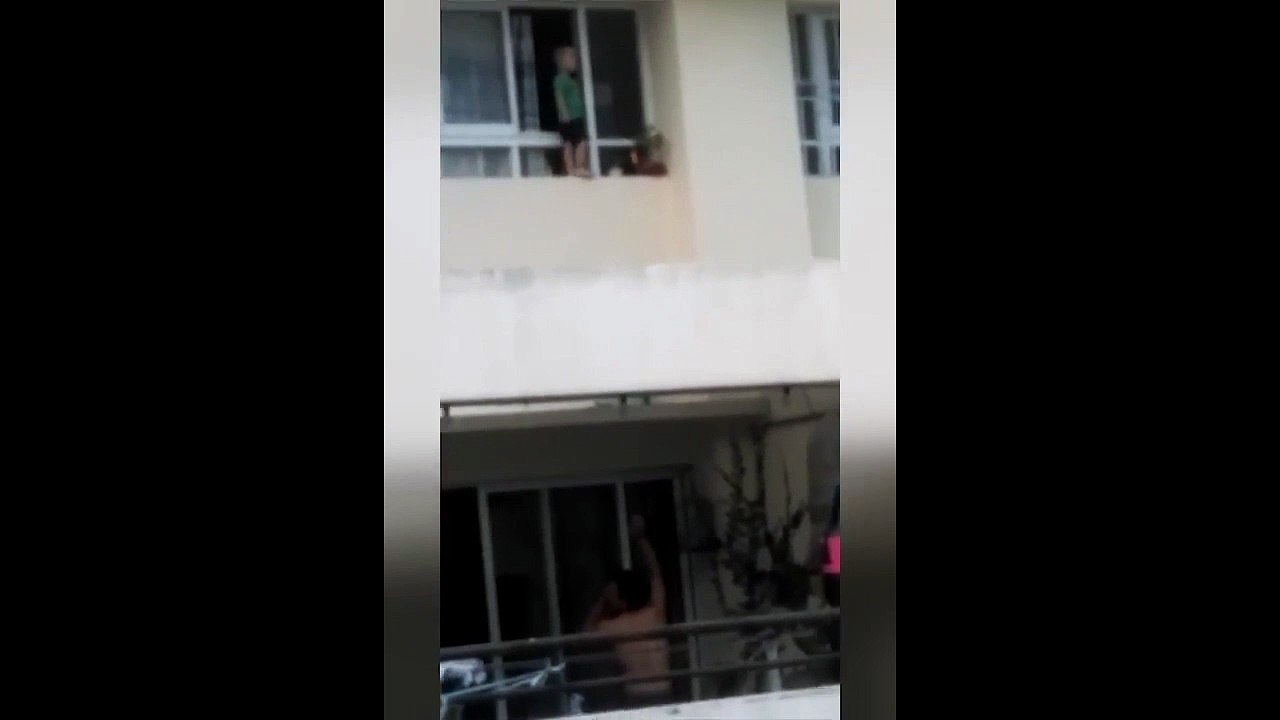 Ce gamin est debout sur le rebord d'une fenetre au 11eme étage... Panique des habitants