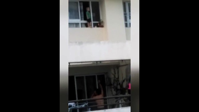Ce gamin est debout sur le rebord d'une fenetre au 11eme étage... Panique des habitants