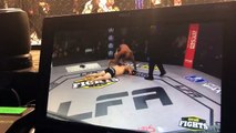 Ce combattant MMA fait un salto sur son adversaire KO et se fait disqualifier