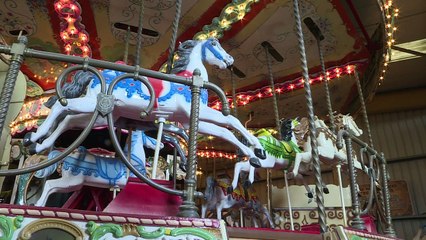 Paris: le "roi des forains" vend sa collection aux enchères