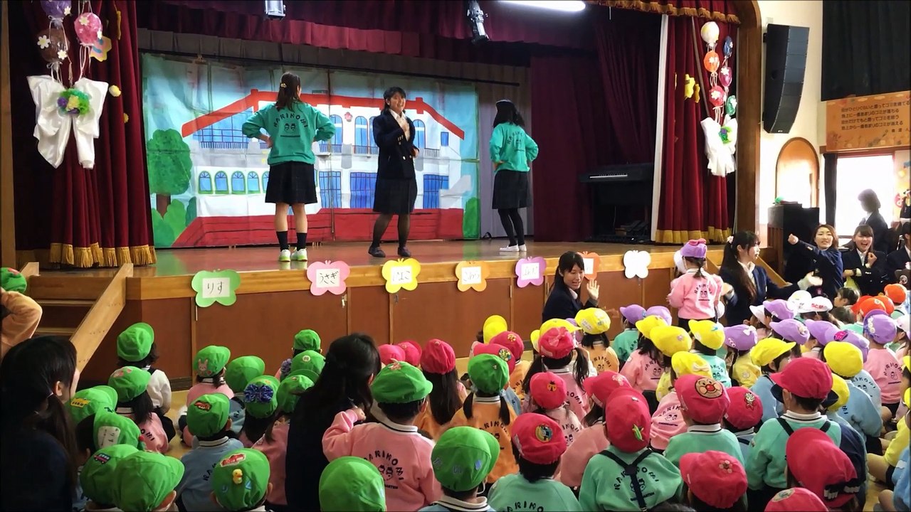 【幼稚園の入園式】 音楽に合わせて先生たちの紹介♪ 3歳のトレーシー  ★Fun one frame of the admission ceremony of kindergarten★