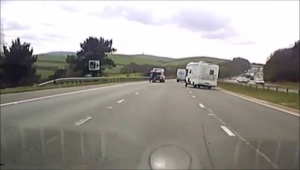 Un camping car fini désintégré sur l'autoroute