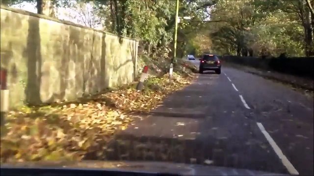 Il pensait traverser une grosse flaque et va noyer sa voiture... Oups