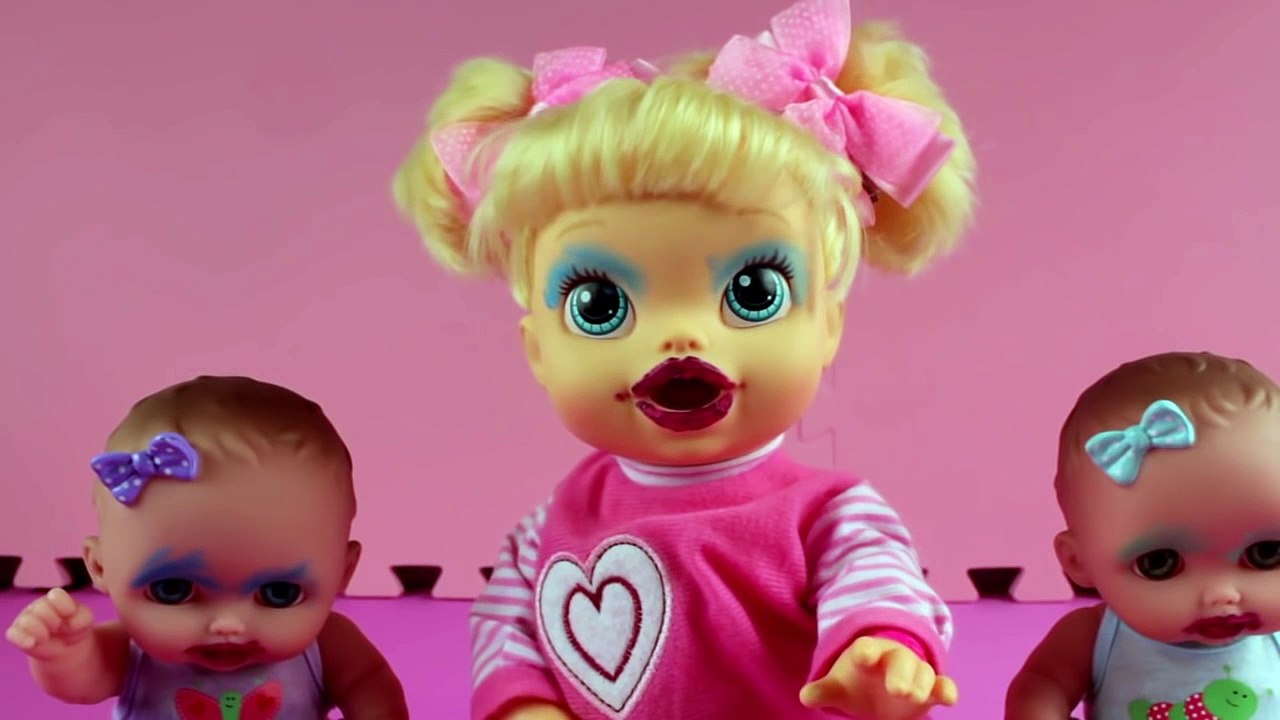 Świat bajek lalka Baby Born robi makijaż bajka dla dzieci