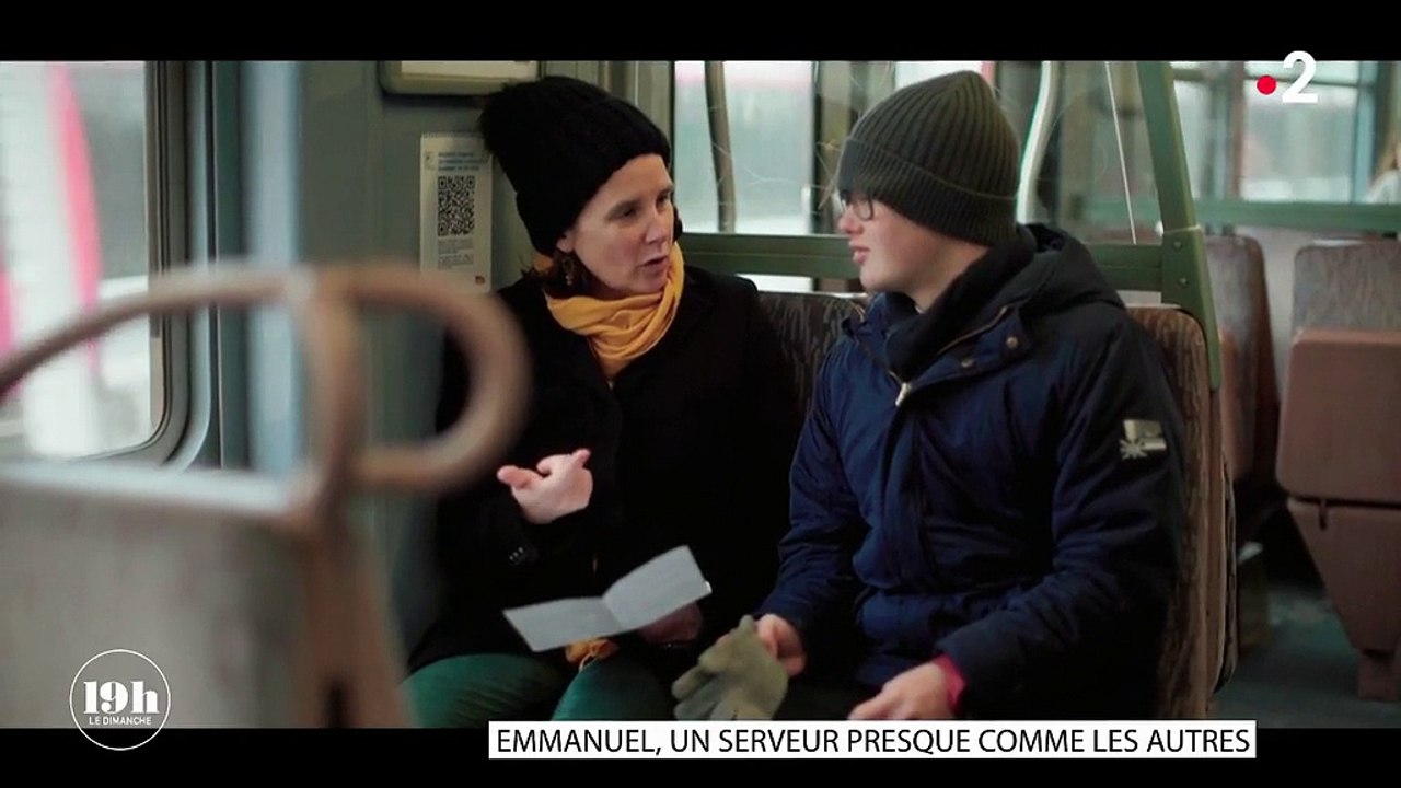 Emmanuel réussit son entretien d'embauche pour travailler comme serveur au café "Joyeux, servi avec le cœur"