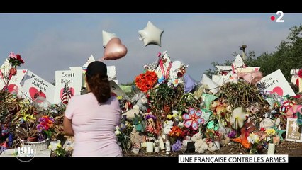 Une élève française du lycée de Parkland marche contre les armes pour "surmonter cette épreuve tous ensemble"