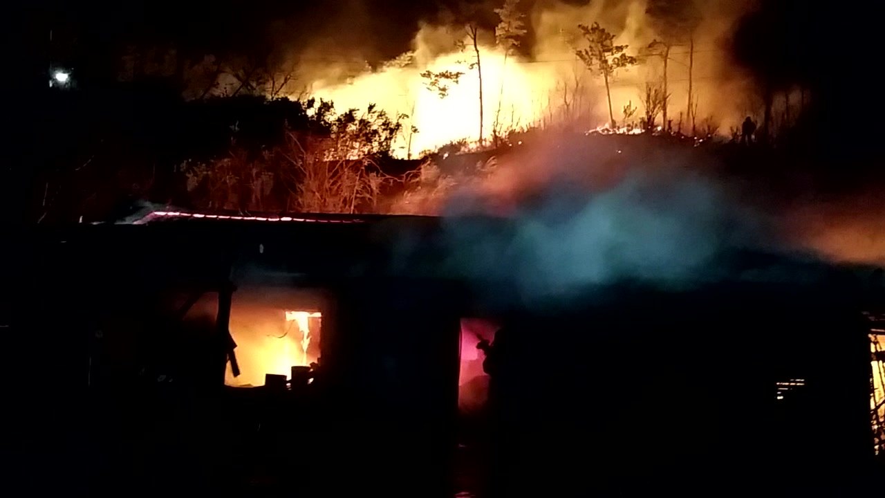 삼척서 주택 화재가 산불로 번져...임야 0.2㏊ 소실 / YTN