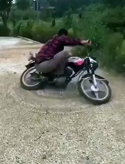 کوئی اٹھانے والا بھی نہیں ہے بے چارے کے پاس