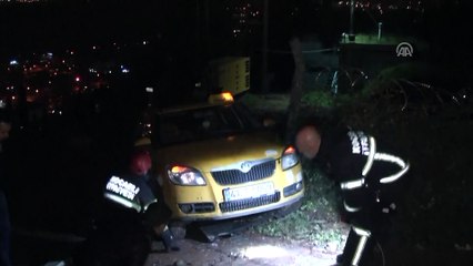 Uçurumun kenarında duran ticari araçtaki sürücüyü itfaiye ekipleri kurtardı - KOCAELİ
