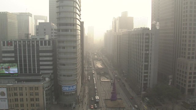[날씨] 사흘째 하늘 가린 미세먼지...어제보다는 약화 / YTN