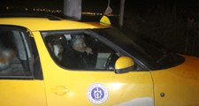 Taksi İnşaat Çukurunda Asılı Kaldı, Mahsur Kalan Sürücüyü İtfaiye Ekipleri Kurtardı