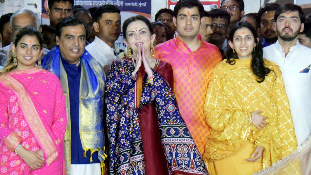Akash Ambani, finance Shloka Mehta, Ambani Family visit Siddhivinayak Temple; Watch | Oneindia News