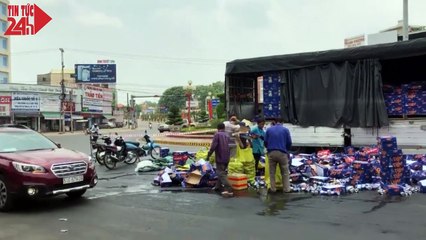 Người dân giúp tài xế thu gom hàng trăm thùng bia